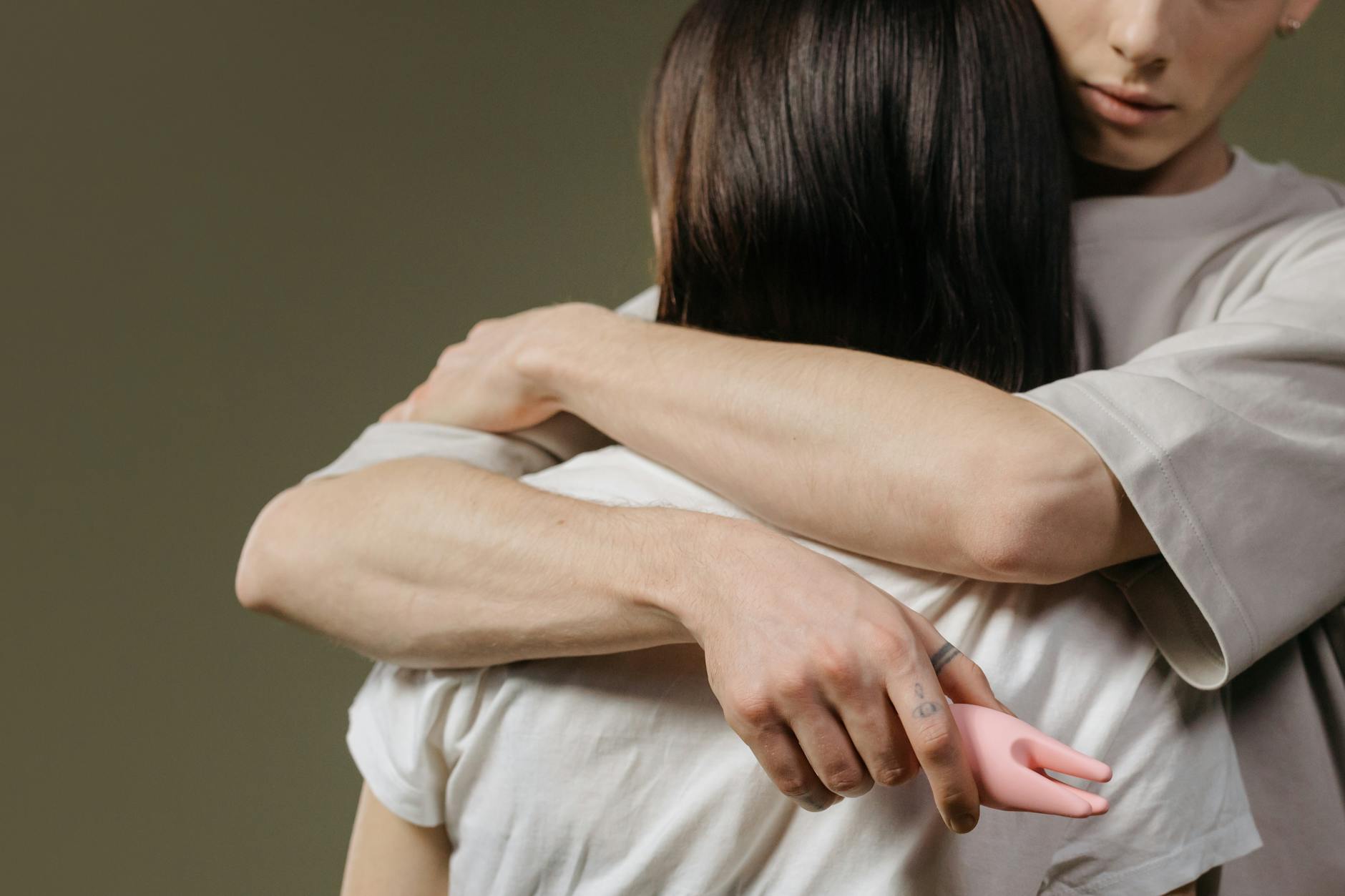 Casal abraçado, representando conexão e intimidade reconstruída após recuperação.